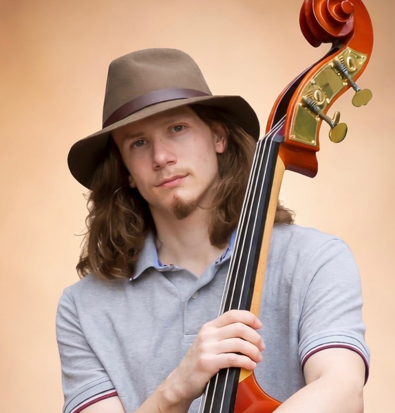 Benji Stiles performing